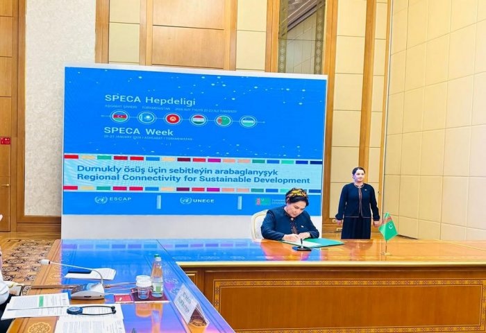 Хяким города Аркадаг Гульшат Маммедова подписывает декларацию о намерениях по созданию климатического форума «Умные города» в рамках СПЕКА, 23 января 2026 года, Ашхабад, Туркменистан (Фото: посольство Азербайджана в Туркменистане)