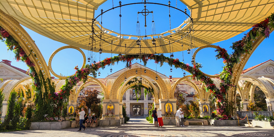 Единственный в мире действующий храм под открытым небом, у которого совсем нет стен