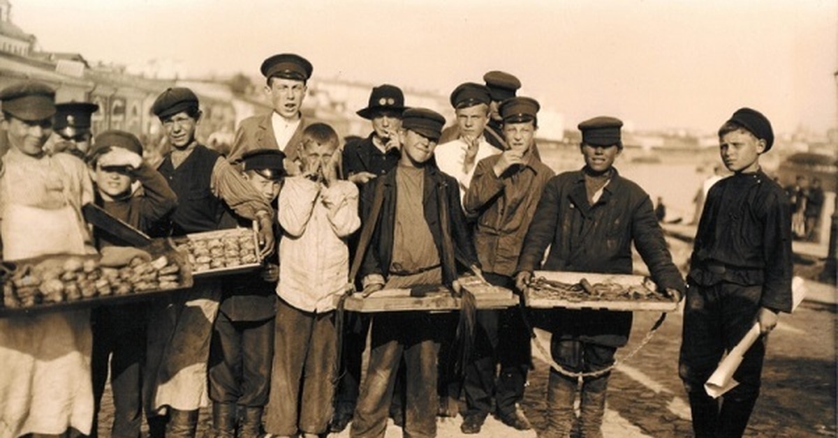 Малолетние нижегородские коробейники. Фото конец XIX века.