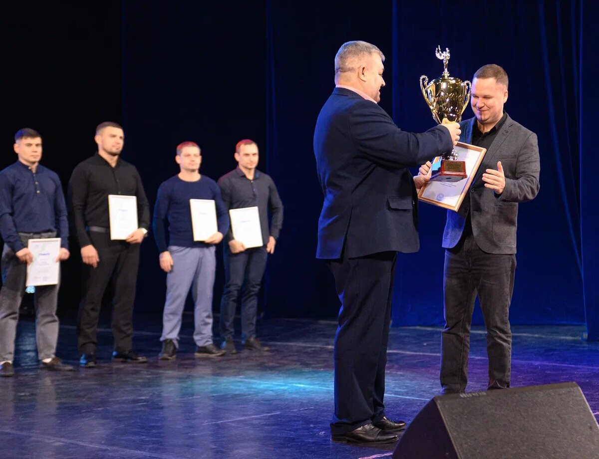 Главный инженер комбината Павел Пузаков вручает награду за 2 место начальнику УЖДТ Александру Шабалину. Фото Юрия Максимова