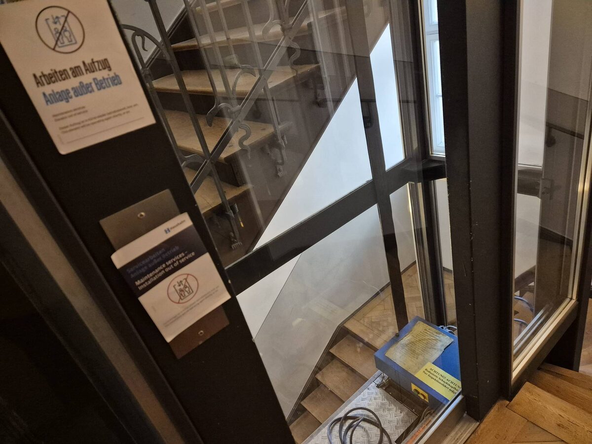 Лифт в нашем подъезде не работает. Мюнхен