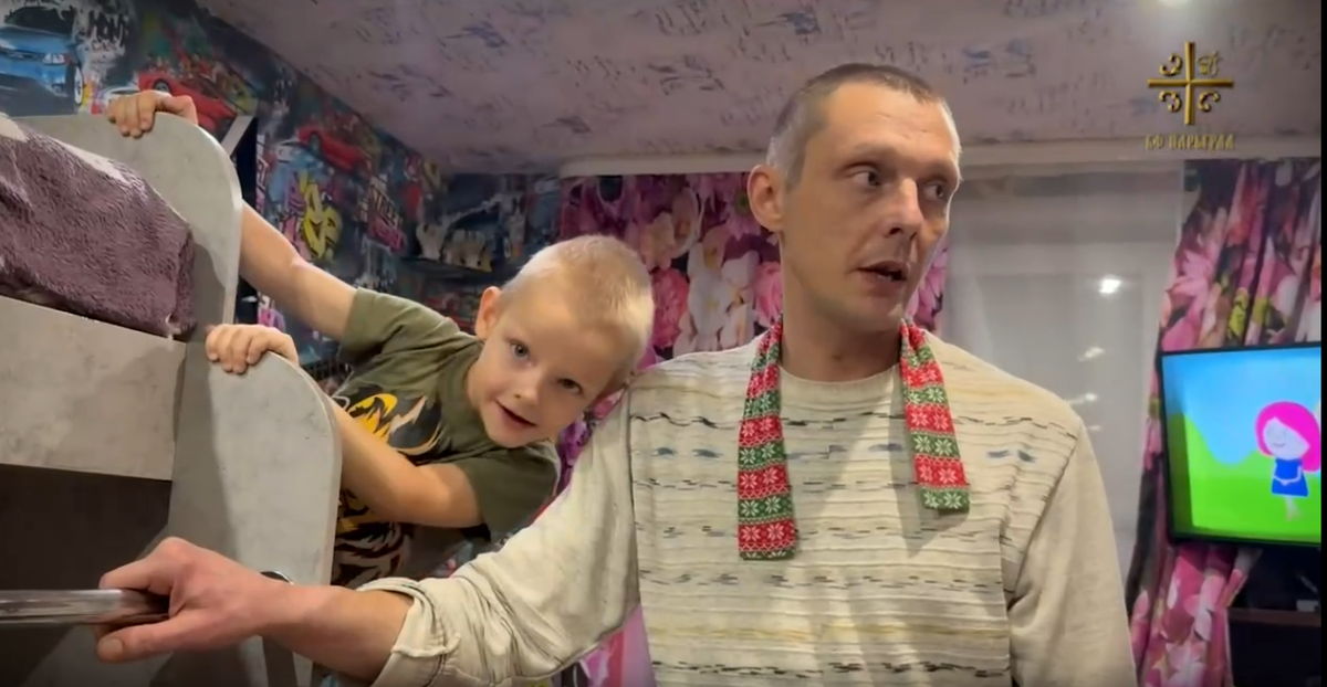 На фото отец, который в одиночку тянет троих детей.
