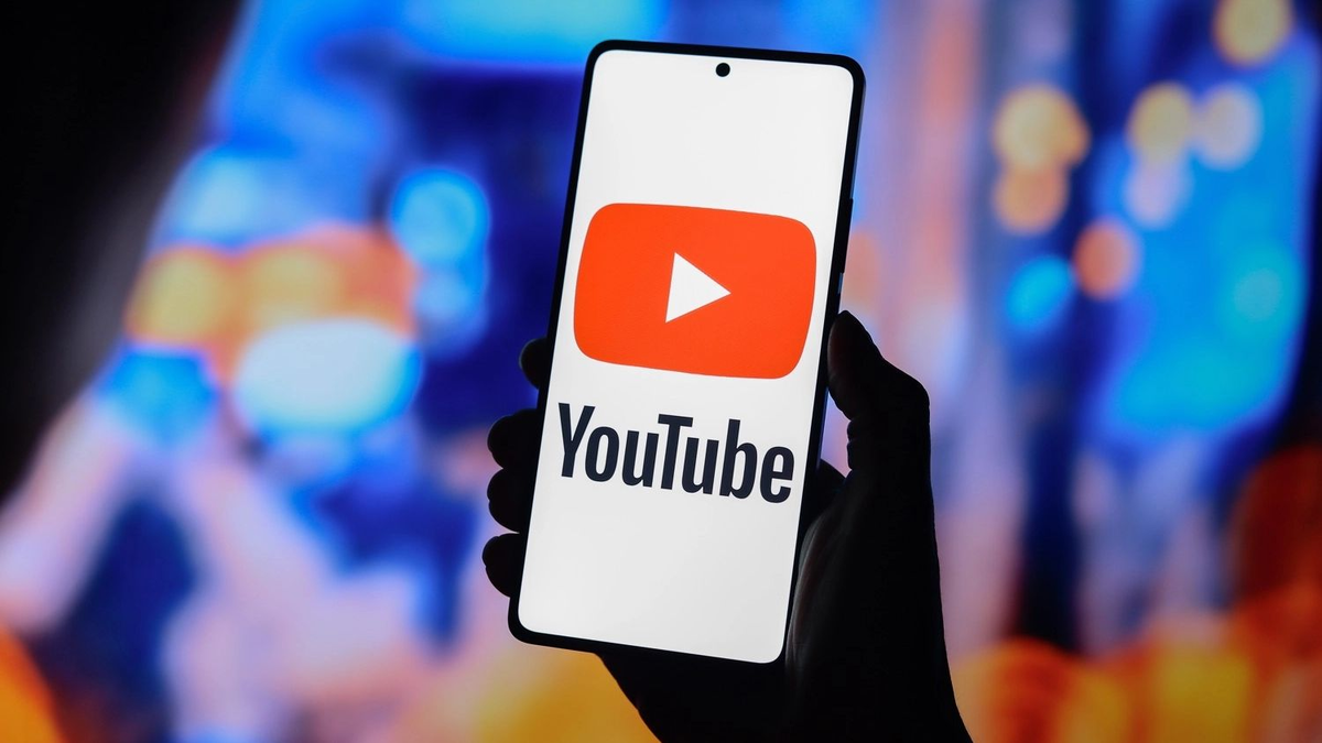 YouTube на телефоне (Фотография взята с сайта: newizv.ru)