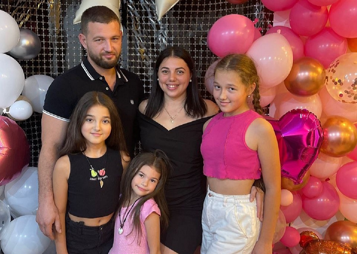    Карина Кондрашова регулярно участвует в волонтёрских акциях вместе с детьми и мужем