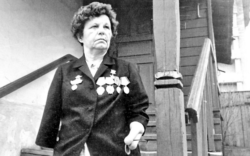 Зинаида Михайловна Туснолобова-Марченко (23.11.1920 — 20.05.1980) — советский военный врач, медик, участница Великой Отечественной войны, Герой Советского Союза.