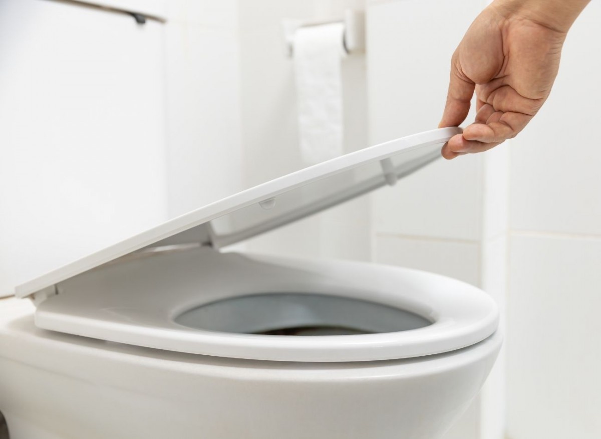 Как почистить желтые пятна на сиденье унитаза домашним способом? 