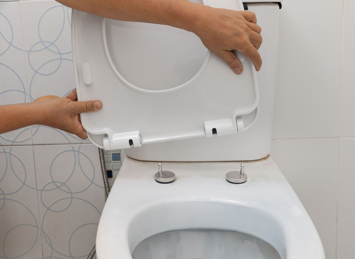 Один из способов очистки -полностью погрузить в раствор таблетки для посудомоечной машины, однако перед этим ее необходимо разобрать