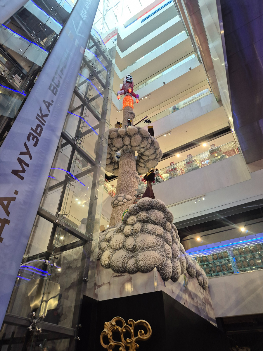 Ракета возле лифтов