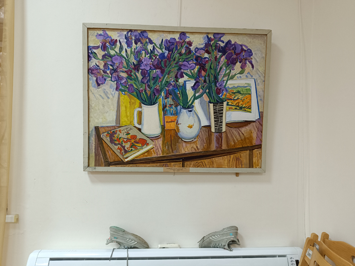 Как мило! Почему-то эта композиция мне особенно понравилась. Картина тоже. Немного напомнила ирисы Ван Гога. А вот эта ваза справа, такая знакомая!  Где-то я видела похожую.  И книжка "Русский лубок". А на заднем плане, картина М. Сарьяна "Горы. Армения" в раскрытом альбоме. 