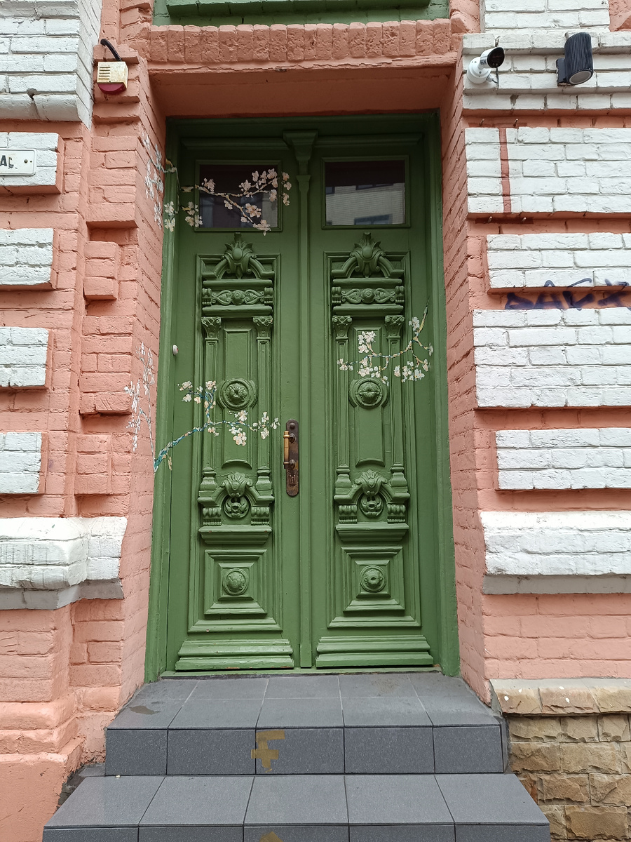 По пути в музей встретили Дверь. Просто Дверь. С цветочками. Чудесная! 