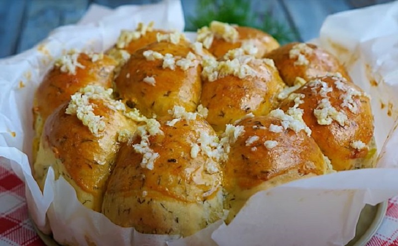 Пампушки с чесноком и зеленью: аромат домашнего уюта в каждом кусочке