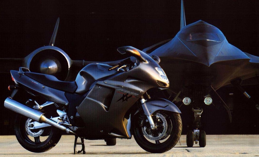 Honda CBR1100XX Super Blackbird. Пожалуй, один из немногих японских мотоциклов, совместивших поэтику названия с привычной азиатам цифро-буквенной абракадаброй.