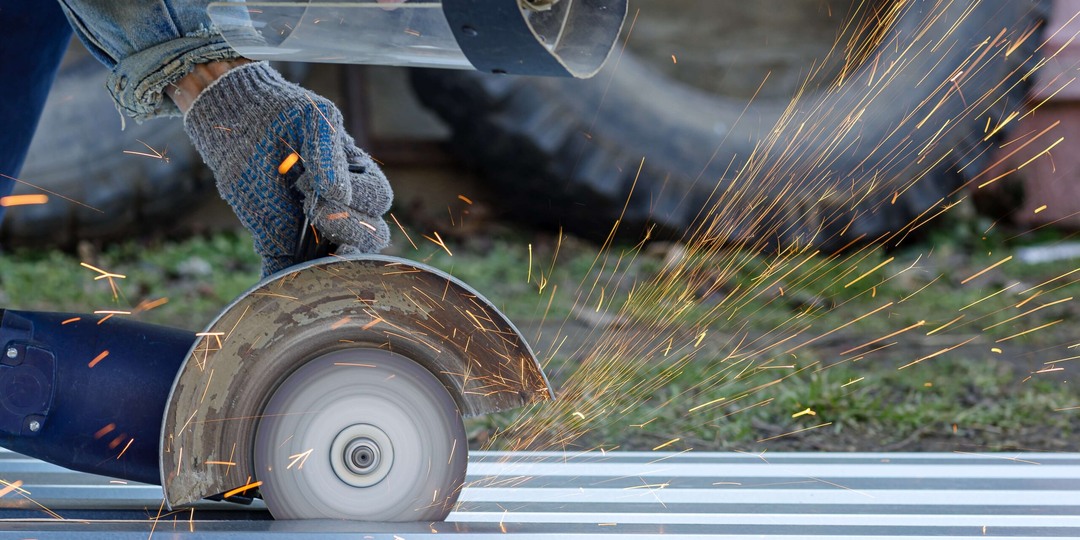 Настоящий кровельщик объяснил, почему профнастил нельзя резать «обычным» диском: край не ржавеет годами