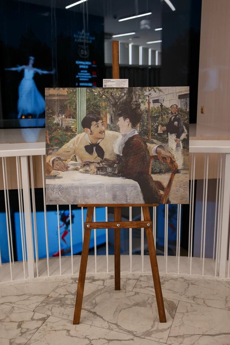 В фойе театра