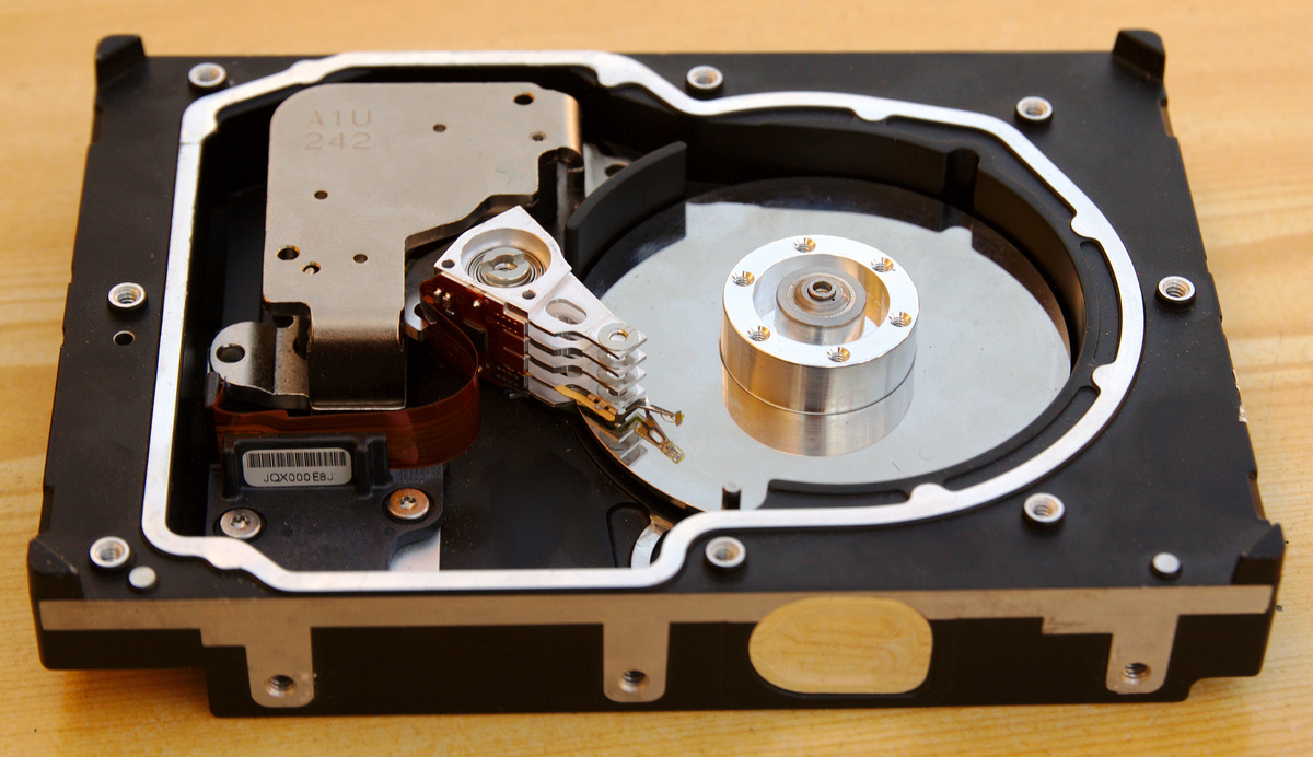 вид жесткого диска из нутри .