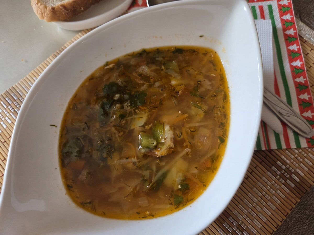 В борщ добавила банку консервированной белой фасоли и кильки по-мексикански, протушив их вместе с луком, морковью, сельдереем, болгарским перцем. Сельдерей всегда для зажарки тру на мелкой тёрке. Томат не добавляла, его хватило. 