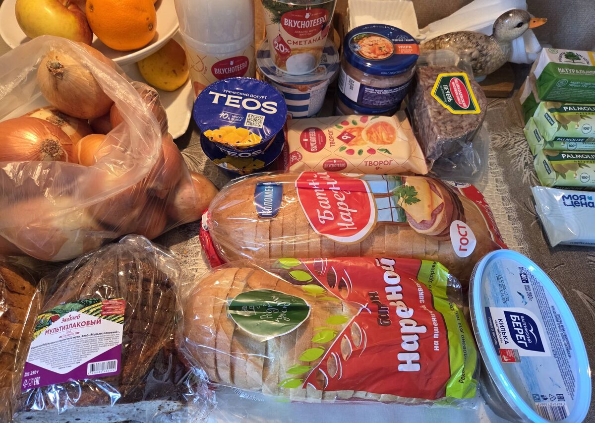 Магнит. Хлеб покупаем в бОльшем количестве и отправляем в морозилку. У меня три любимых хлеба: мультизлаковый, гречичный и кукурузный. Батоны для папы (хлеб с маслом должны быть всегда, этой привычке не изменяет всю жизнь, начиная со службы в армии).  Что новенького... Икра мойвы с копченым лососем от бренда Северная гавань ( меньше сахара, чем в той, о которой рассказывала). Листайте.