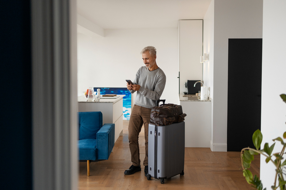 <a href="https://ru.freepik.com/free-photo/airbnb-host-welcoming-guests_33752047.htm">Изображение от freepik</a>