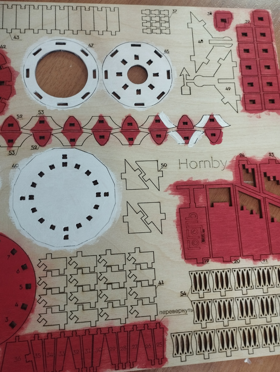 Муж занят маяком, раскрашивает детали