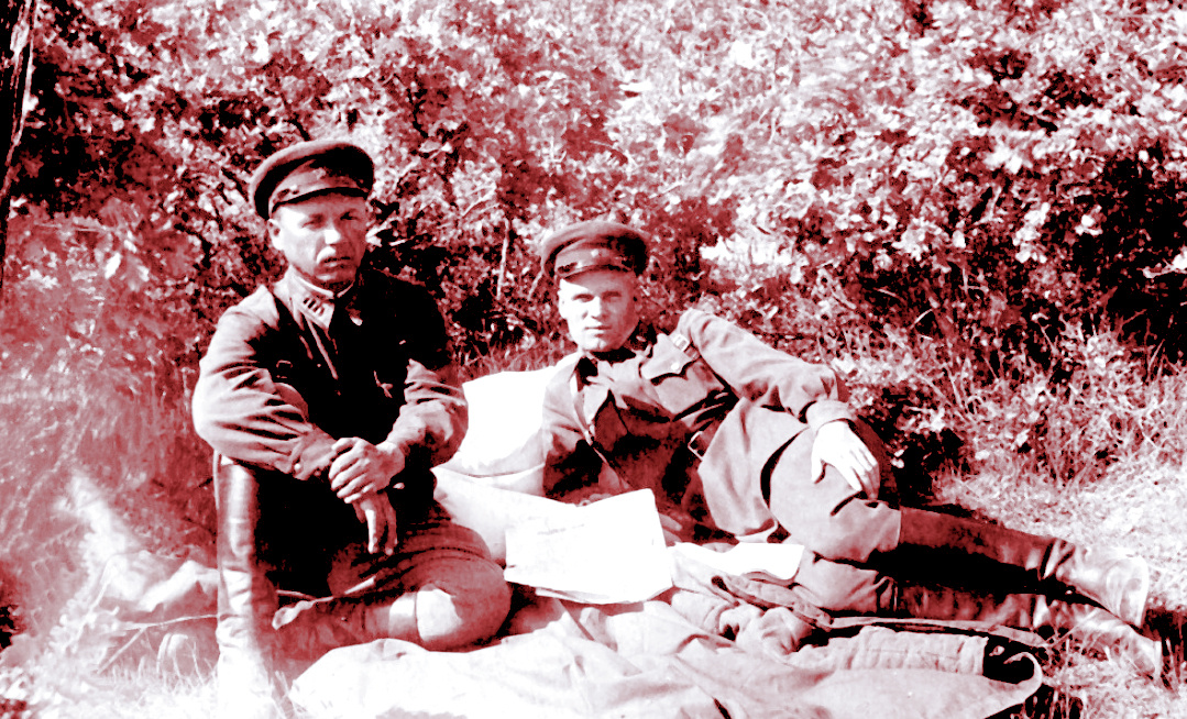 Герой статьи в звании полковника (слева), и полковой комиссар П. Е. Солонцов. Севастополь, май 1942 г.