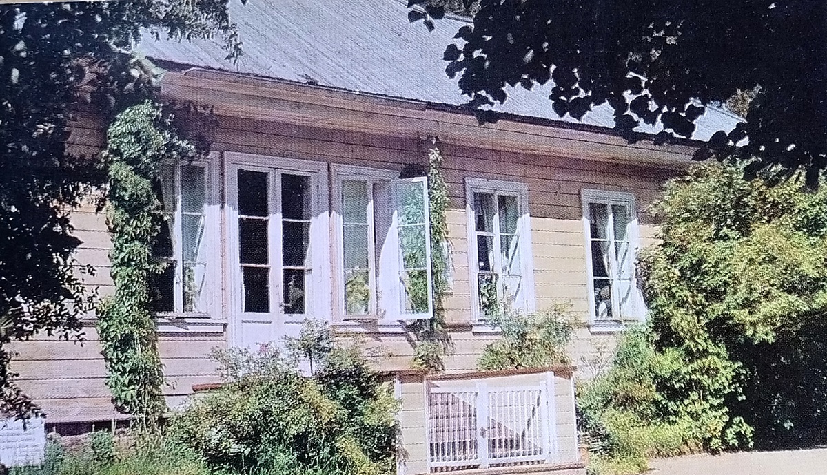 Михайловское, дом А.С.Пушкина, в котором он жил с 1824 по 1826 год. Фото М. Альперта, 1970 г.