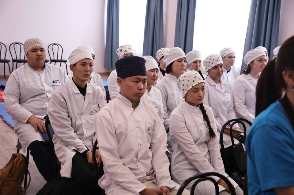    Студенты-медики из Горно-Алтайска готовятся к работе в госпиталях ЛНР. Источник: altai-republic.ru