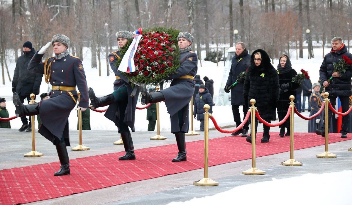     Председатель СФ РФ Валентина Матвиенко на церемонии возложения цветов к монументу "Мать-Родина" на Пискаревском кладбище в Санкт-Петербурге Источник: council.gov.ru Автор фото: Пресс-служба СФ РФ