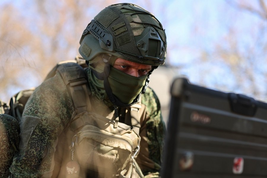 Военнослужащий подразделения БПЛА во время работы расчета ударного беспилотника в зоне СВО - Фото: Алексей Коновалов/ТАСС