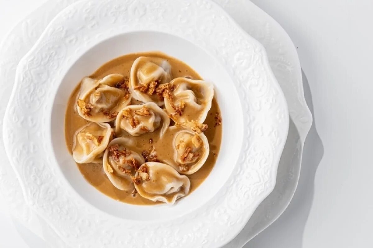    Пельмени не просто вкусные, они еще и объединяют семью, ведь их надо лепить всем вместе.