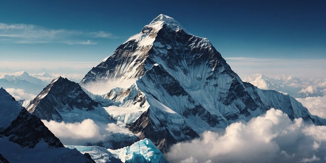 Эверест: Как гора, которая убивает, стала туристическим аттракционом