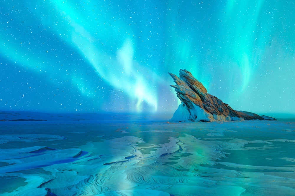    Северное сияние (Aurora Borealis), наблюдаемое у острова Огой на зимнем Байкале. / iStock