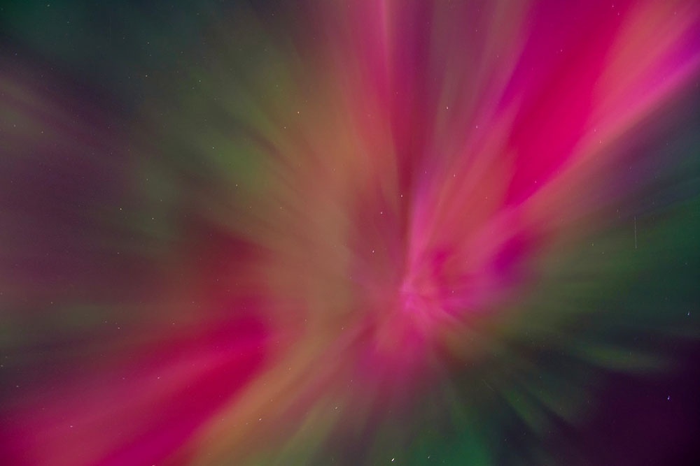    Корона северного сияния (Aurora Borealis) в небе над Арктикой. / Фото: iStock