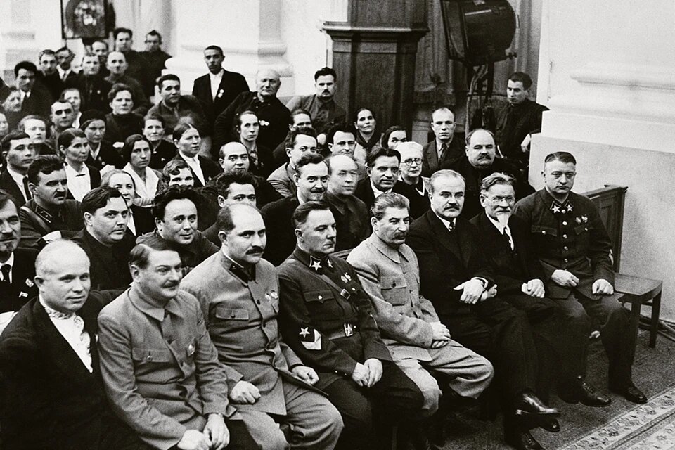 Еще друзья-соратники! Делегаты чрезвычайного 8-го Всесоюзного съезда Советов. Первый ряд (слева направо): Хрущев, Жданов, Каганович, Ворошилов, Сталин, Молотов, Калинин, Тухачевский. 1936 г. Фото: TASS