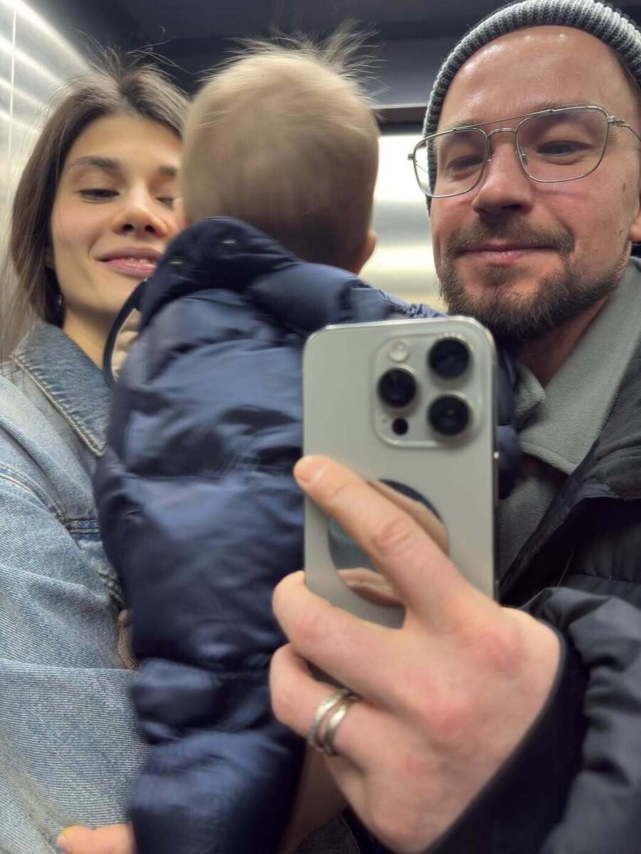     Александр и Виктория Петровы с сыном