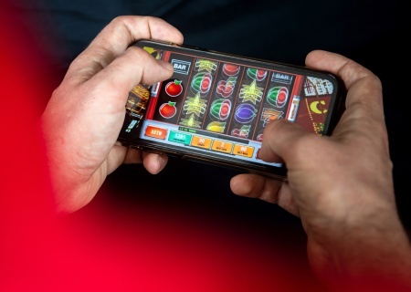    «Можно дойти до легализации наркомании и проституции». В Минфине РФ намерены разрешить онлайн-казино