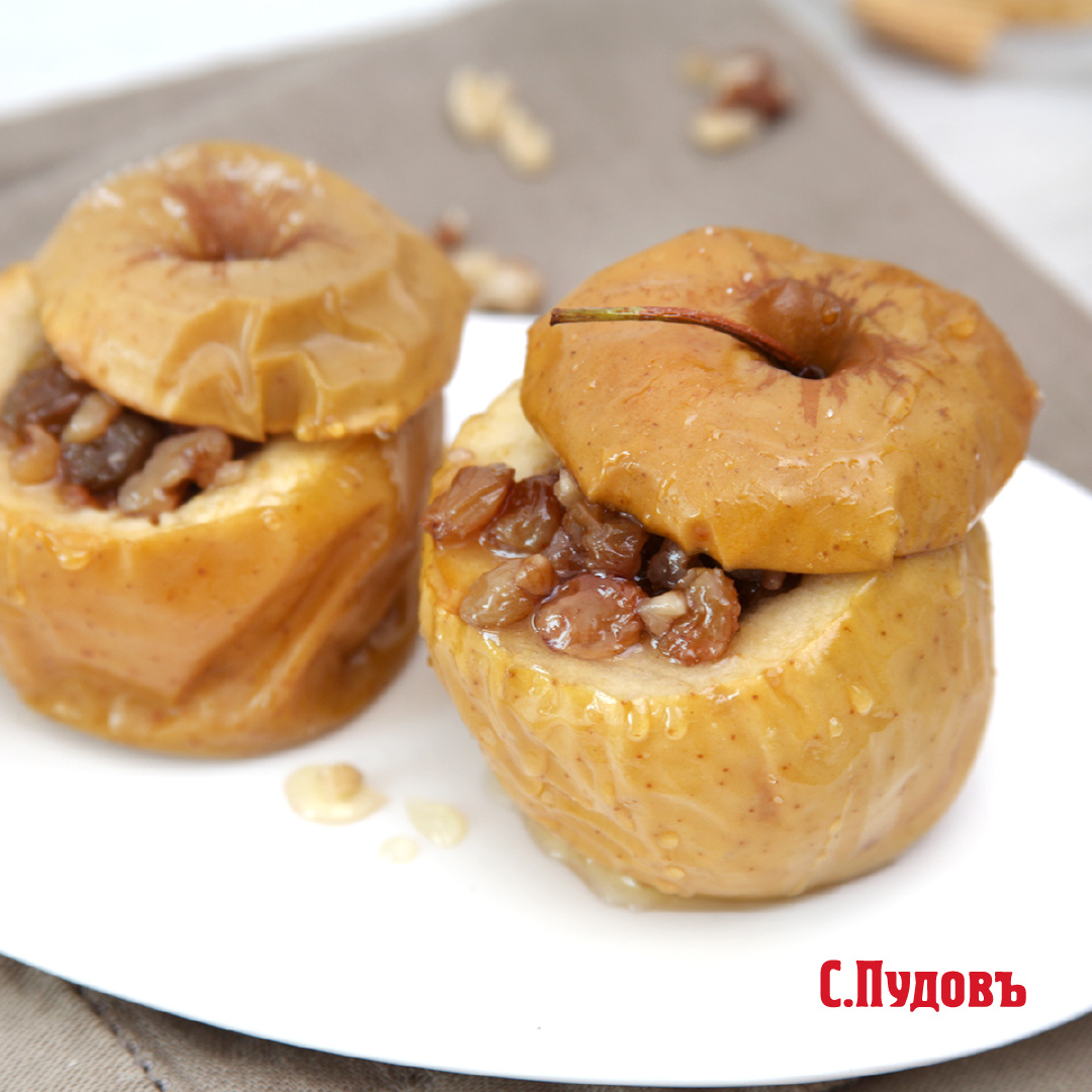 Запеченные яблоки с орехами и изюмом