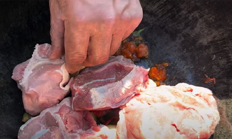 Настоящая хашлама с дымком в казане: как обычные продукты собирают самых голодных за одним столом