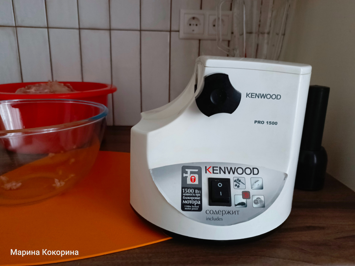 Уже в разобранном виде. Начали крутить мясо и она сломалась.