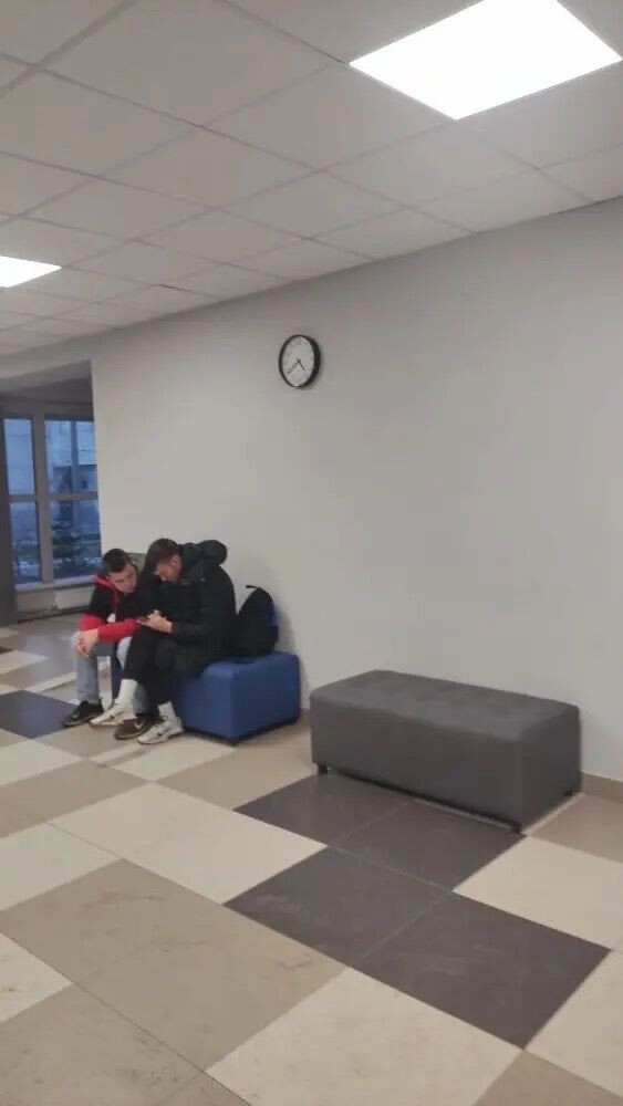 Пуфы - удобная и бюджетная альтернатива полноценным диванам. На фото: пуфы нашего производства СамараМебельПроф в одном из учебных заведений Самары.