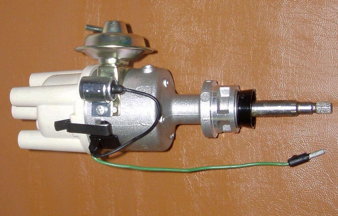 Elwood / CC BY-SA 3.0 / Wikipedia Commons📷Трамблер в сборе. Сверху виден вакуумный регулятор угла опережения зажигания