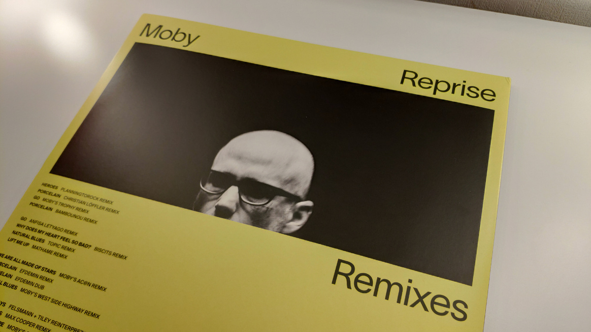 Обратная сторона, где виден трек-лист.