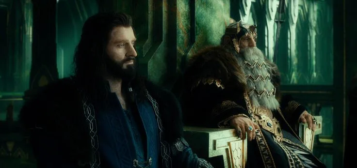 Трор с Кольцом Власти восседает на троне Эребора (скриншот из фильма "Хоббит").