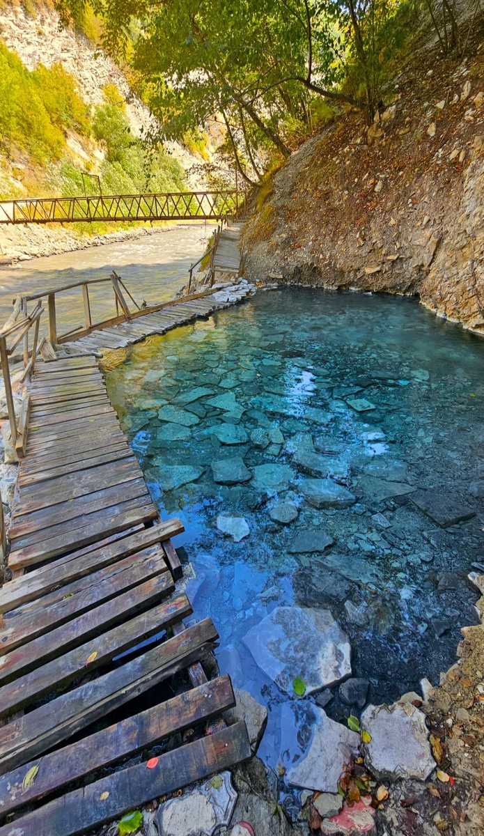 Купель холодного серного источника у реки Аргун