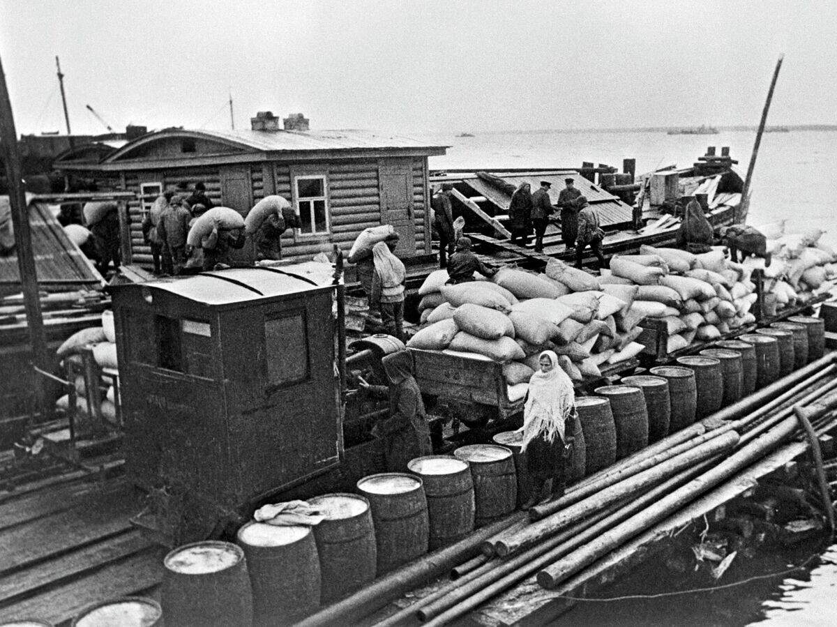    Доставка продовольствия по Ладожскому озеру на барже в осажденный город | © РИА Новости / Борис Кудояров