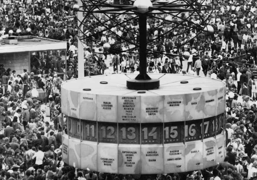 Мир будет продолжать вращаться, и время тоже, независимо от того, как выглядит система будущего. Вместо того чтобы мыслить категориями Запада и Востока (так сказать, чёрное и белое), мы должны вместе создать новый немецкий порядок и снова начать строить мосты © Günter Gueffroy