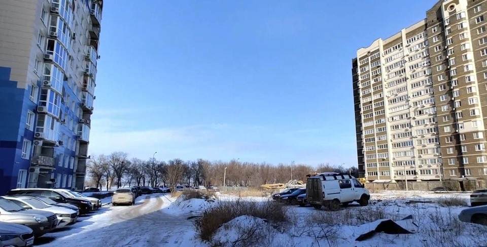    Между этими домами скоро начнется стройка. Фото: кадр из обращения жильцов.