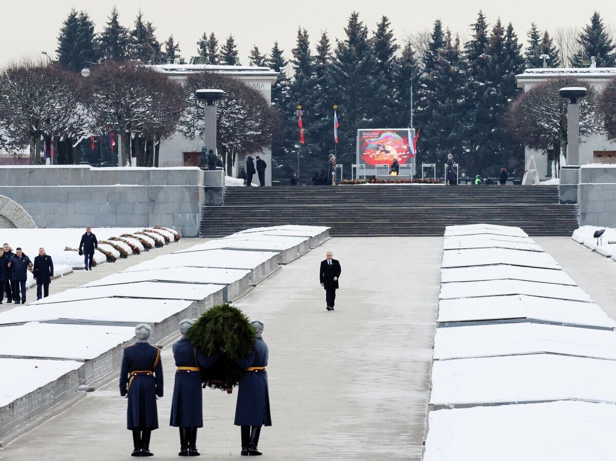    Президент РФ Владимир Путин на церемонии возложения цветов в день 82-й годовщины полного освобождения Ленинграда от фашистской блокады в годы Великой Отечественной войны к монументу "Мать-Родина" на Пискарёвском мемориальном кладбище | © РИА Новости / Артем Пряхин