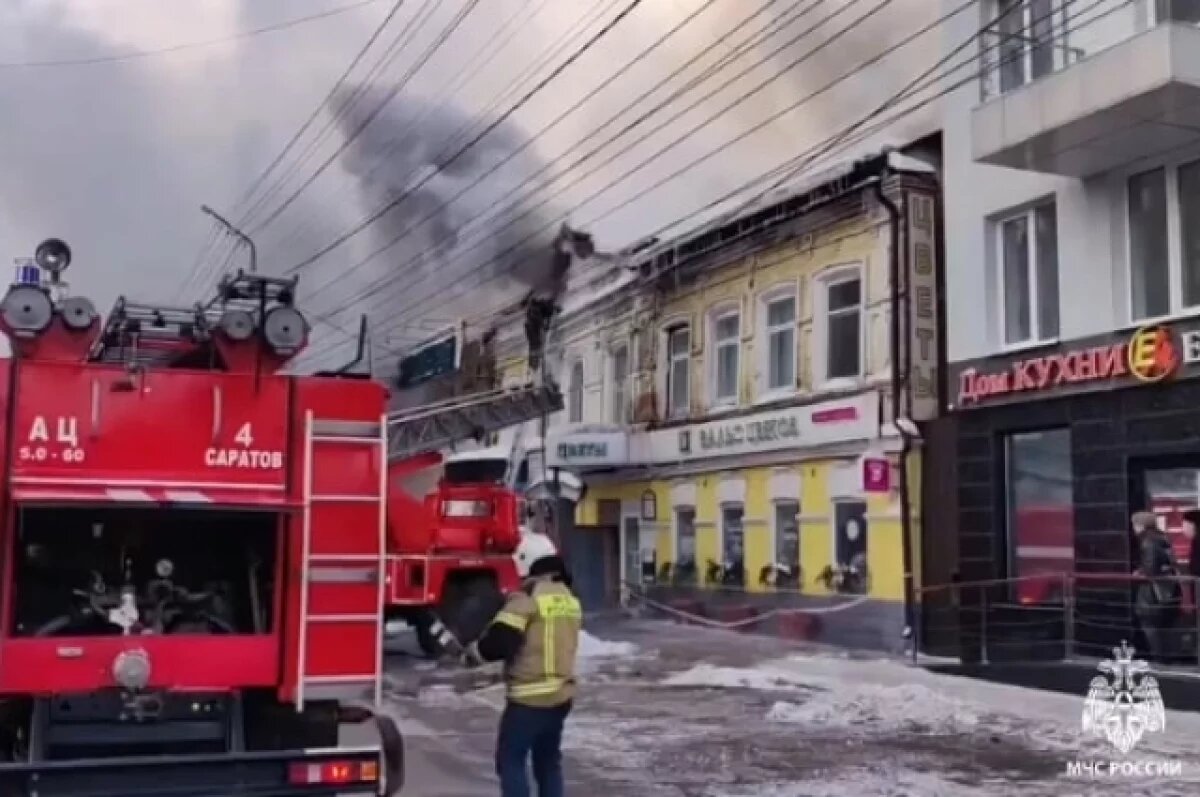    В центре Саратова из горящего дома успели спастись 11 человек
