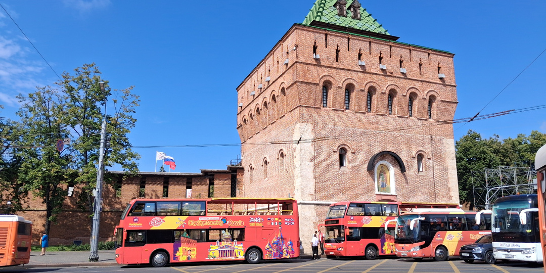 На крепостной стене в Нижнем Новгороде. От Дмитриевской до Кладовой башни над Кремлевским бульваром.