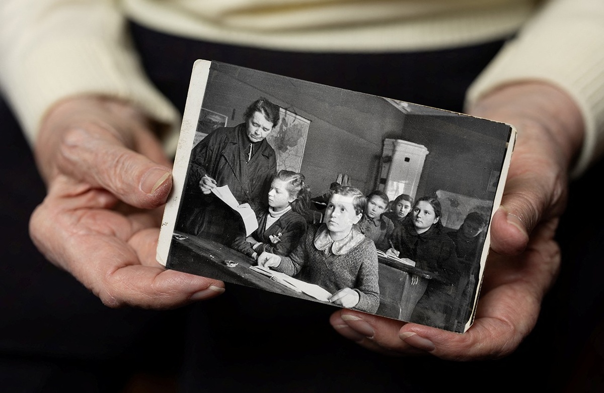 Учительница Е.М. Демина ведет урок в 7-м классе школы № 10 Свердловского района Ленинграда. Фото: Сергей Струнников / Wikimedia Commons